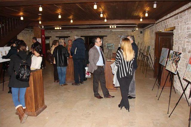 Kuşadası’nda Turizm Karikatürleri Sergisi Açıldı