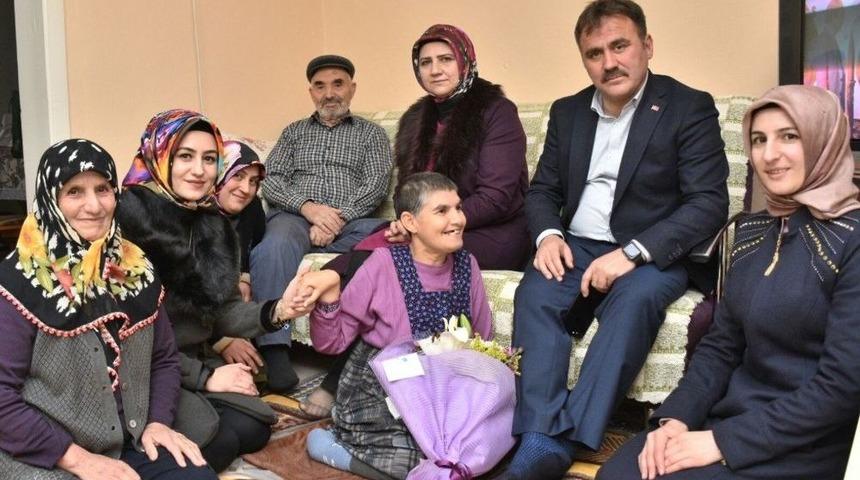 Başkan Çimen, Engellileri Evlerinde Ziyaret Etti