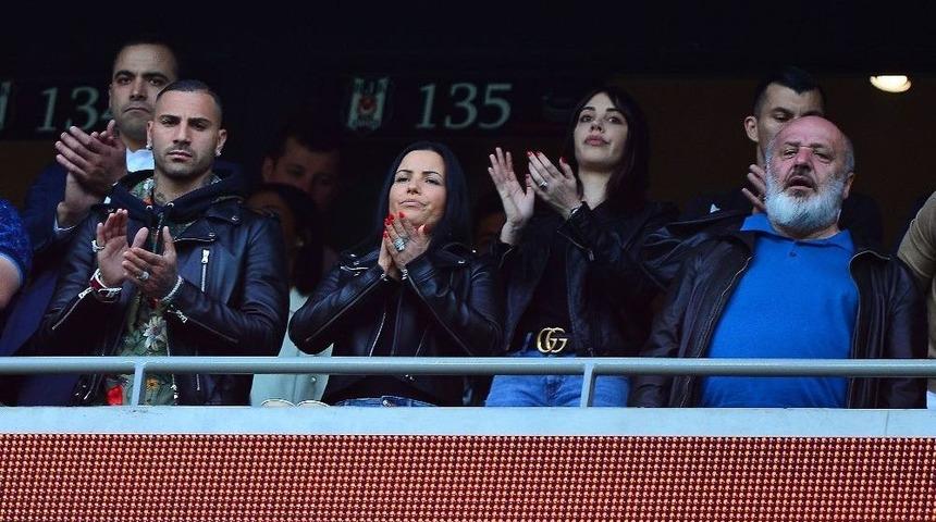 Cezalı Yıldızlar Trib&uuml;nde, Negredo Maskeyle Sahada