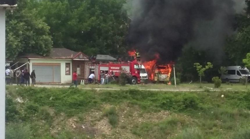 Park Halindeki 2 Minib&uuml;s Yanarak Kullanılamaz Hale Geldi