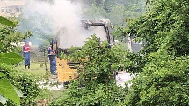 Park Halindeki 2 Minibüs Yanarak Kullanılamaz Hale Geldi