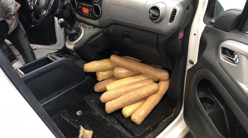 Kamyonetin Gizli B&ouml;lmesinden 18 Kilo Uyuşturucuyu &Ccedil;ıktı