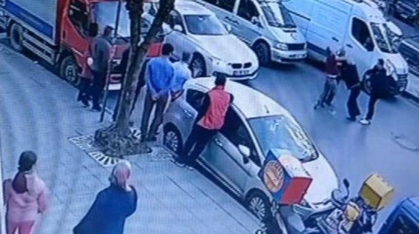 (&ouml;zel Haber) S&uuml;r&uuml;c&uuml;lerin Trafikte Bir Saat S&uuml;ren Tekme Tokat Kavgası Kamerada
