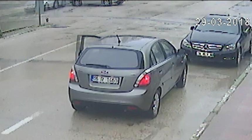 Kadın S&uuml;r&uuml;c&uuml;ye &Ccedil;arpıp, Kopan Plakasını Alıp Ka&ccedil;tı