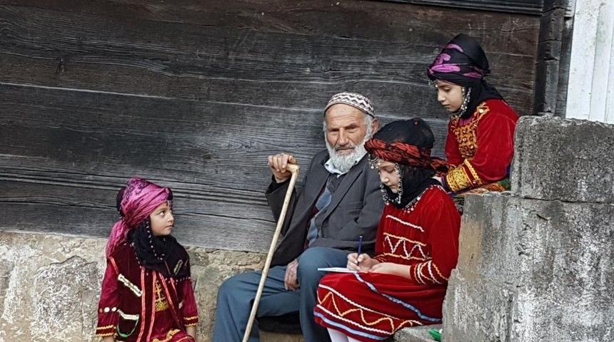 B&uuml;y&uuml;klerden Dinledikleri Hikayeleri Kaleme Alıyorlar