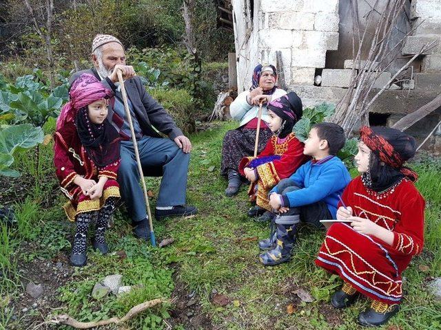 Büyüklerden Dinledikleri Hikayeleri Kaleme Alıyorlar