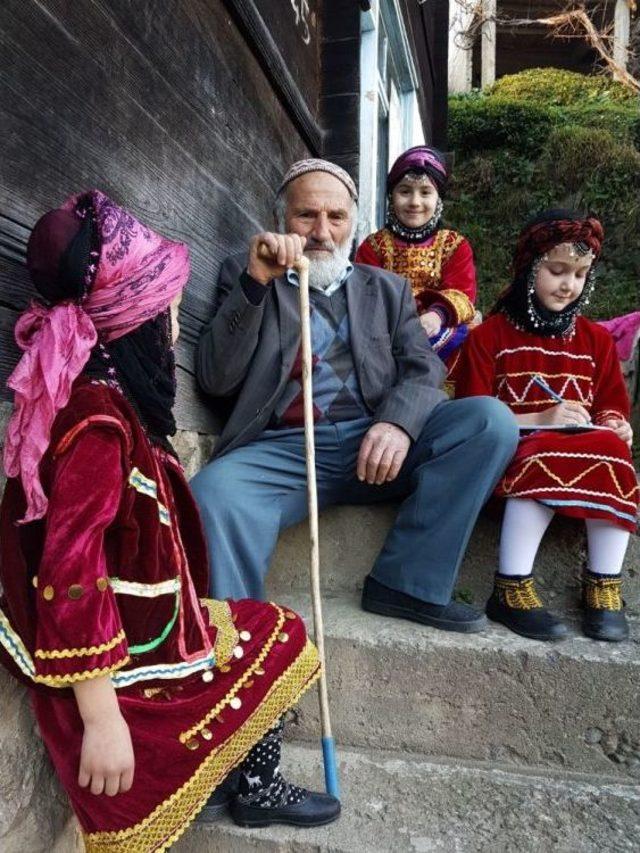 Büyüklerden Dinledikleri Hikayeleri Kaleme Alıyorlar