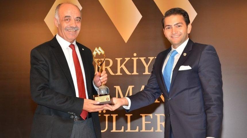 L&uuml;tf&uuml; Y&uuml;celik&rsquo;e Yaşam Boyu Başarı &Ouml;d&uuml;l&uuml;