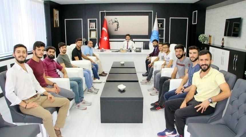 Rekt&ouml;r Karacoşkun &Uuml;niversiteli Sporcularla Bir Araya Geldi