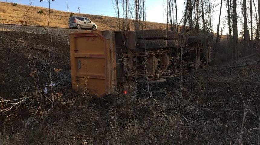 Kamyon Şarampole Devrildi: 1 Yaralı