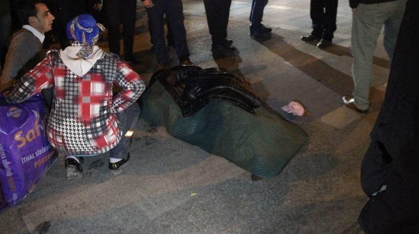 Motosiklete &Ccedil;arpan Otomobil S&uuml;r&uuml;c&uuml;s&uuml; Yaralıları Bırakıp Ka&ccedil;tı