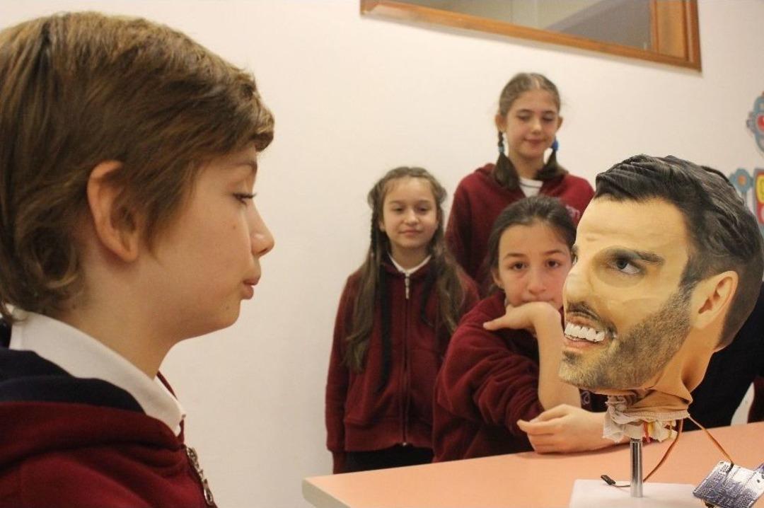 (&ouml;zel Haber) Ortaokul &Ouml;ğrencilerinin Yaptığı Robot Her Soruya Cevap Veriyor