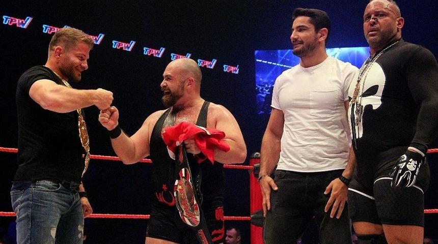 Taha Akg&uuml;l Ve İsmail Balaban&rsquo;a Plaket Verildi