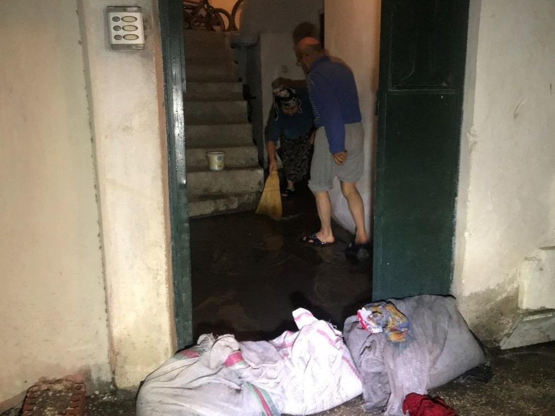 (&ouml;zel Haber) Yağmur Yağdı, Evleri Su Bastı
