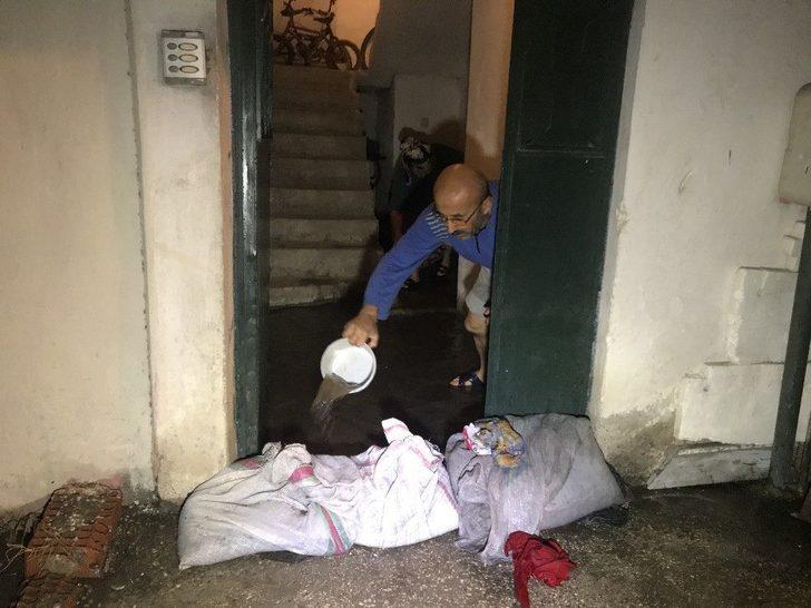 (özel Haber) Yağmur Yağdı, Evleri Su Bastı G2