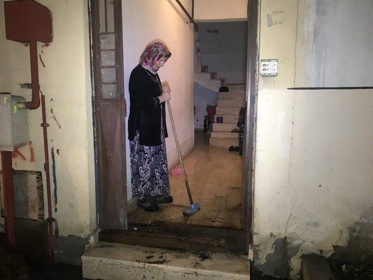 (özel Haber) Yağmur Yağdı, Evleri Su Bastı G5