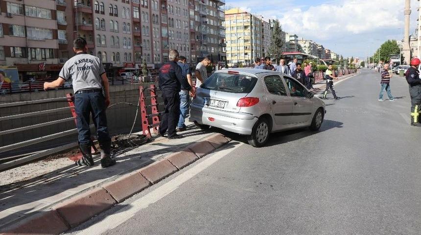 Bariyerlere Asılı Kalan Otomobili İtfaiye Ekipleri Kurtardı