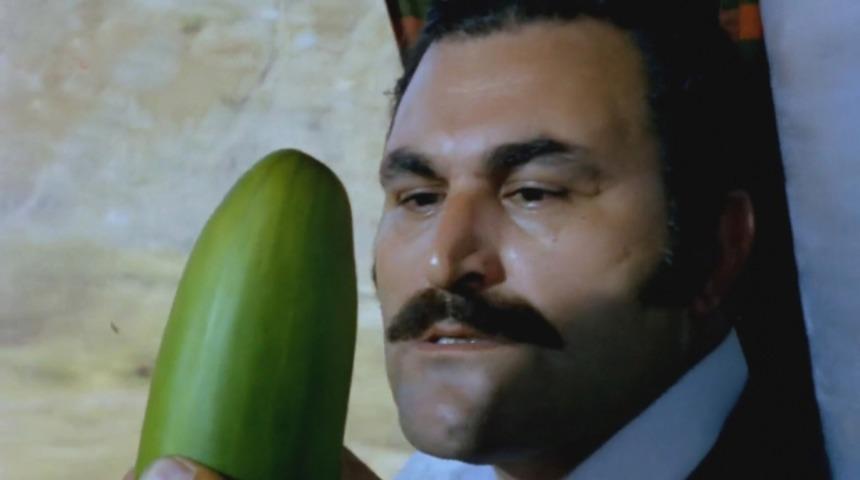 Metrobüs Yolculuğu Sırasında Birbirinizi Yemeyin Bunları Yiyin! 