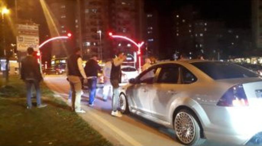 Trafiğin Ortasında Ara&ccedil;larından İnip Kavgaya Tutuştu