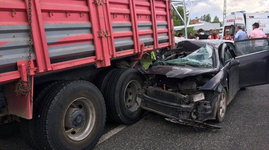 Otomobil Kamyona Arkadan &Ccedil;arptı: 5 Yaralı