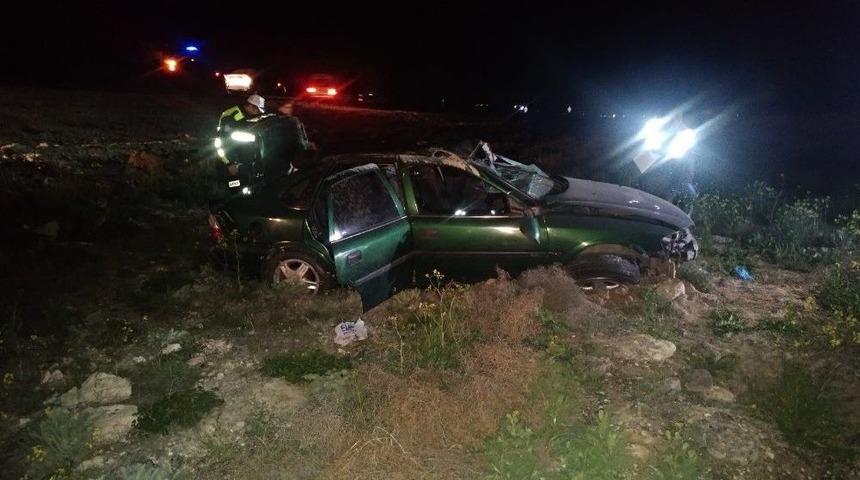 Otomobil Şarampole Devrildi: 1 &Ouml;l&uuml;, 2 Yaralı