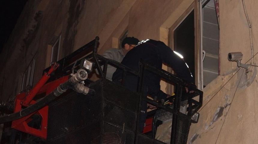 Sokakta Kalan M&uuml;lteci Adamın Yardımına İtfaiye Koştu