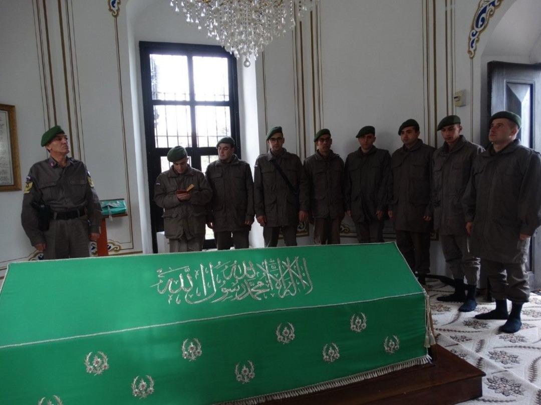 Askerler, Hayme Ana&rsquo;nın Kabrini Ziyaret Etti