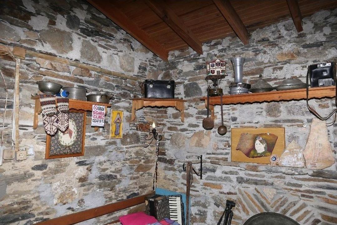 Milyon Yıllık Taşlar Onun Elinde Yeniden Hayat Buluyor