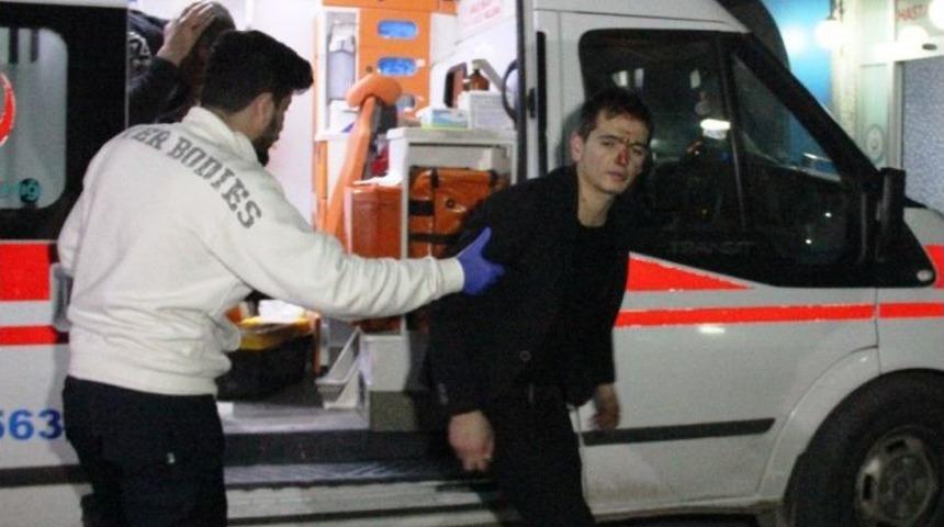 Otomobilden A&ccedil;ılan Ateşle 2 Kişi Yaralandı