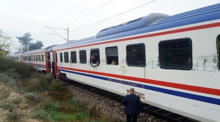 Yolcu Treni Hafriyat Kamyonuyla Çarpıştı