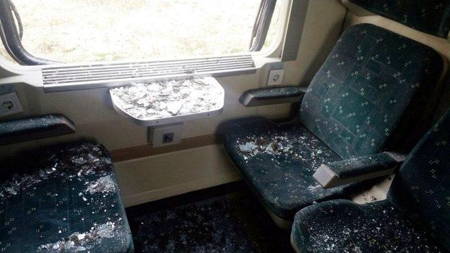 Yolcu Treni Hafriyat Kamyonuyla Çarpıştı