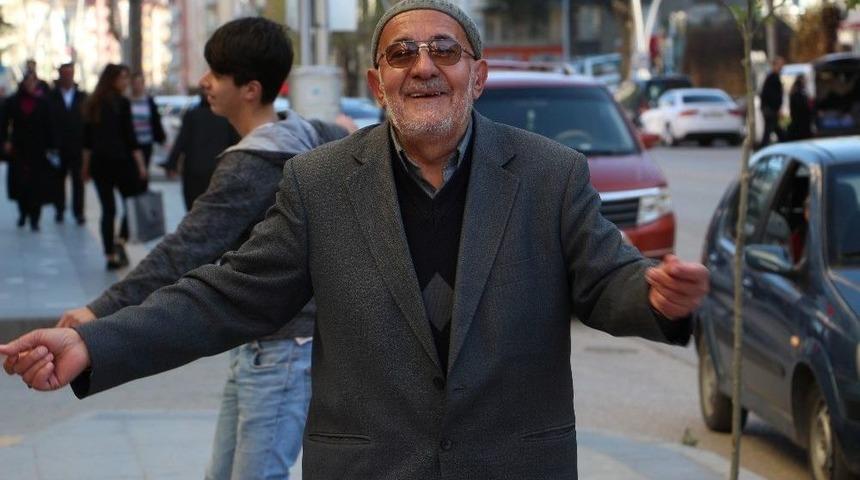 75&rsquo;lik Dede Sokak Ortasında Oyun Havası İle Hem Coştu Hem Coşturdu