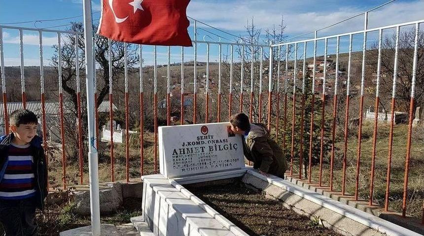 Minik Yiğithan &ldquo;şehitler&rdquo; T&uuml;rk&uuml;s&uuml; İle Duygulandırdı