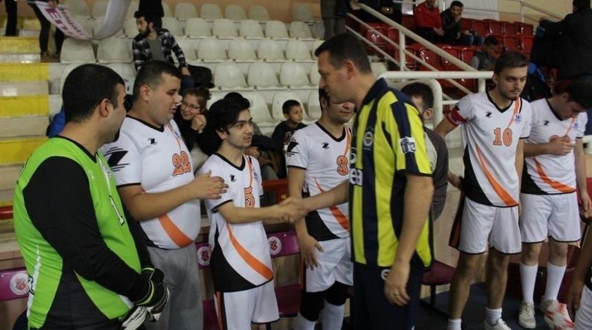 &Uuml;rkmezer, Engelli &Ccedil;ocuklarla Futbol Oynadı