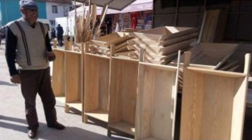 Ekmek Parasını Ekmek Teknesi Satarak Kazanıyor