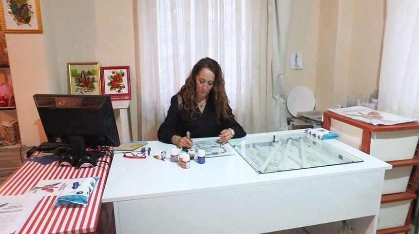 Cam Levhalara Boya İle Hayat Veriyor