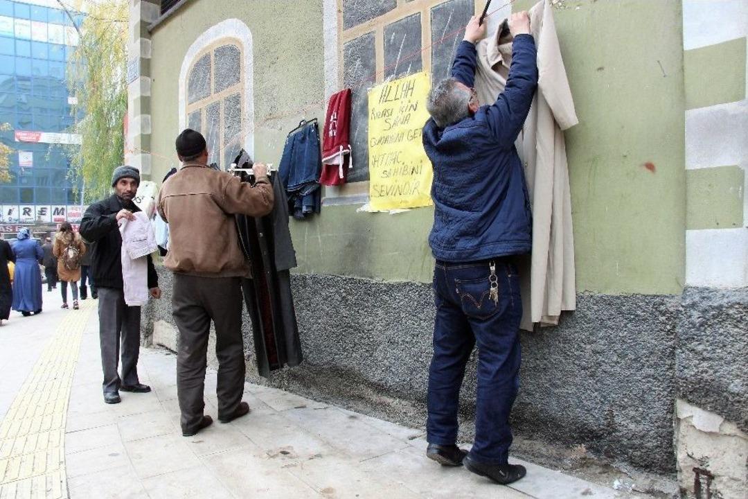 B&uuml;fecinin Başlattığı &rsquo;askıda Kıyafet&rsquo; Kampanyası B&uuml;y&uuml;k İlgi G&ouml;r&uuml;yor
