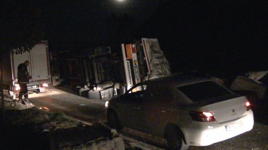 Pamuk Y&uuml;kl&uuml; Tır Yan Yattı: 1 Yaralı