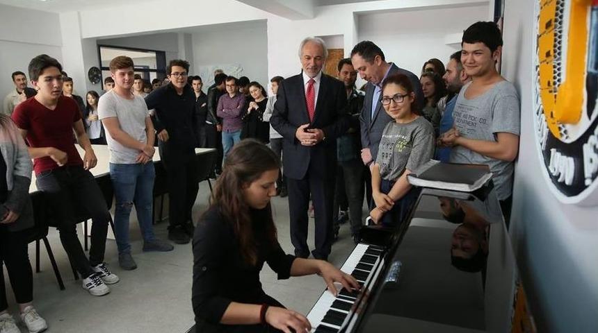 K&uuml;tahya Belediyesi&rsquo;nden Ahmet Yakupoğlu G&uuml;zel Sanatlar Lisesi&rsquo;ne Piyano