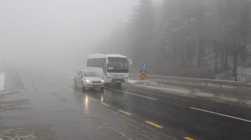 Bolu Dağı&rsquo;nda Kar Yağışı Ve Sis Etkili Oluyor