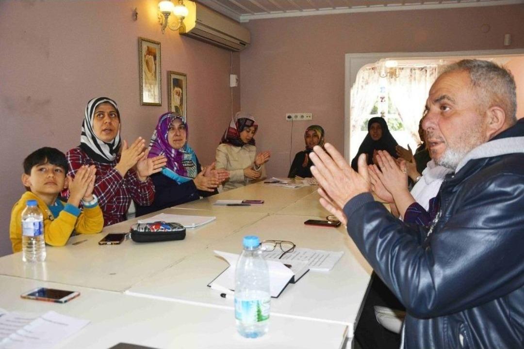 Eser, İşaret Dili Kurslarıyla Bir Engeli Daha Ortadan Kaldırıyor