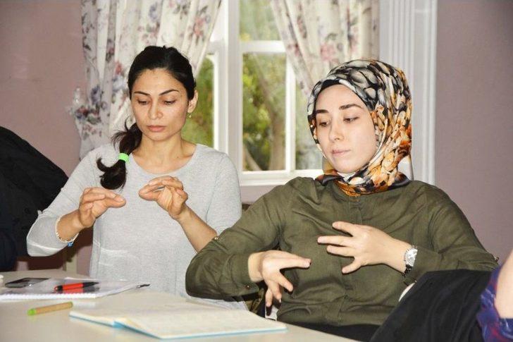 Eser, İşaret Dili Kurslarıyla Bir Engeli Daha Ortadan Kaldırıyor G1