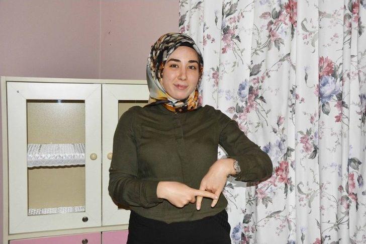 Eser, İşaret Dili Kurslarıyla Bir Engeli Daha Ortadan Kaldırıyor G4