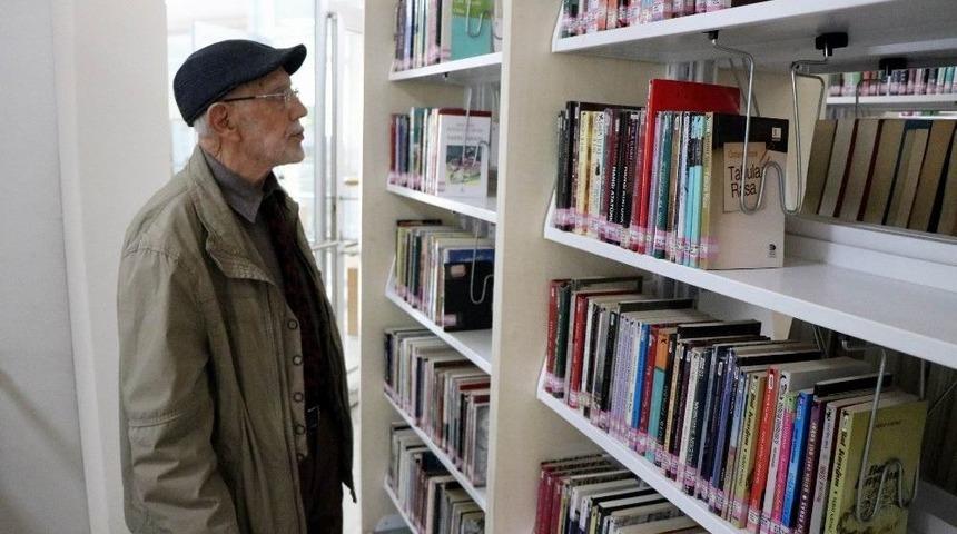 (&ouml;zel) Mustafa Dedenin &lsquo;k&uuml;t&uuml;phane&rsquo; Aşkı Gen&ccedil;lere &Ouml;rnek Oluyor