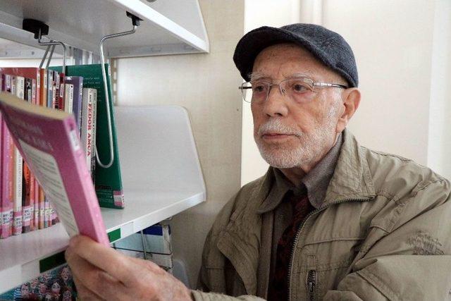 (&ouml;zel) Mustafa Dedenin &lsquo;k&uuml;t&uuml;phane&rsquo; Aşkı Gen&ccedil;lere &Ouml;rnek Oluyor 1