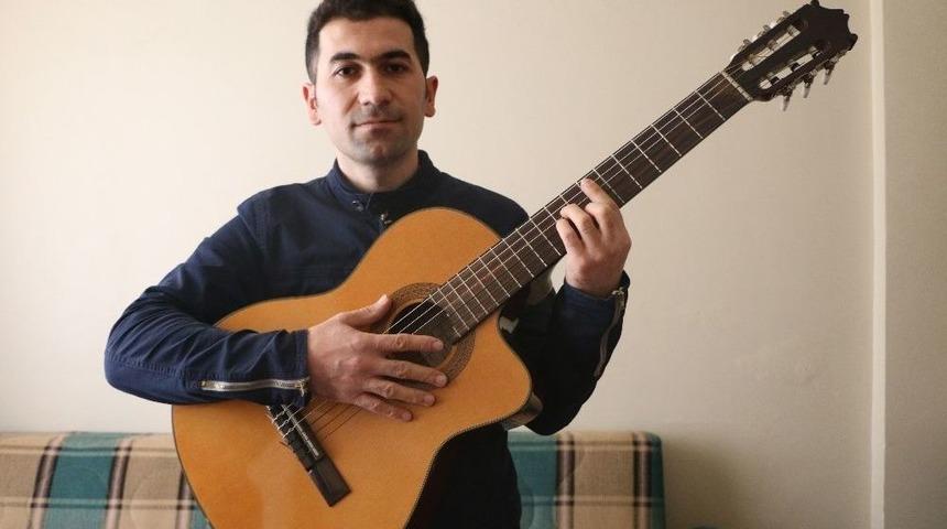 Kasiyerlik Yaparken İlham Geldi, İngilizce Şarkısını Y&uuml;z Binlerce Kişi Dinledi