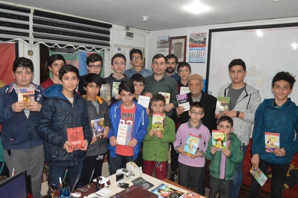 (&ouml;zel) Gen&ccedil; Muhtar, Mahallesinde Kitap Okuma Kampanyası Başlattı