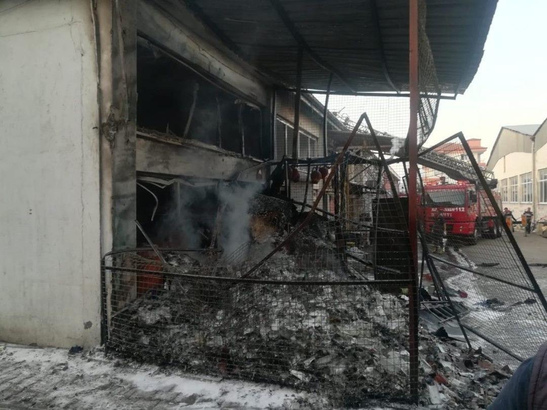 Isparta&rsquo;da Korkutan Tekel Bayi Yangını