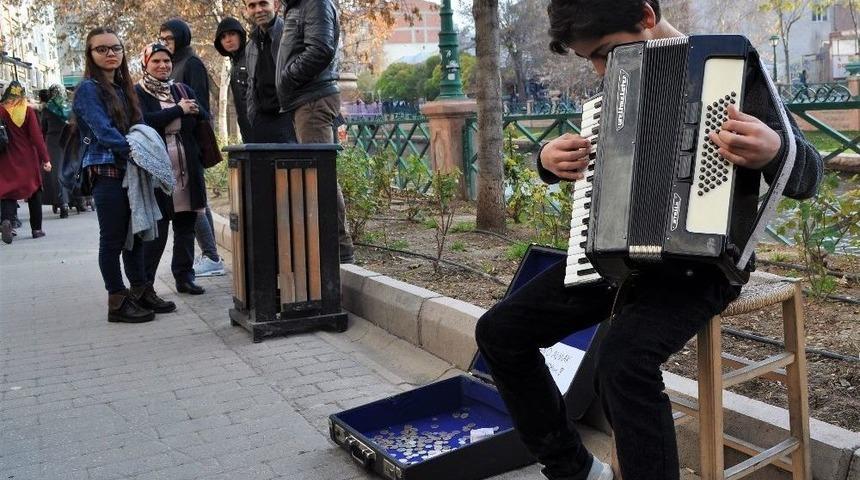 (özel Haber) Piyano Hayaliyle Sokaklarda Akordeon Çalıyor