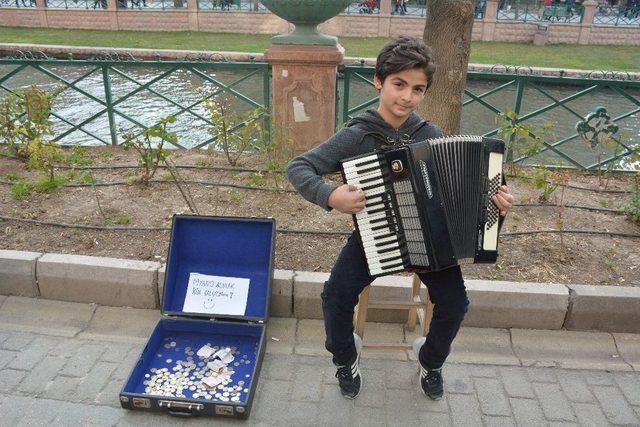 (özel Haber) Piyano Hayaliyle Sokaklarda Akordeon Çalıyor